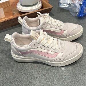 Vans Women's Low-Top Sneakers in Pink and Cream